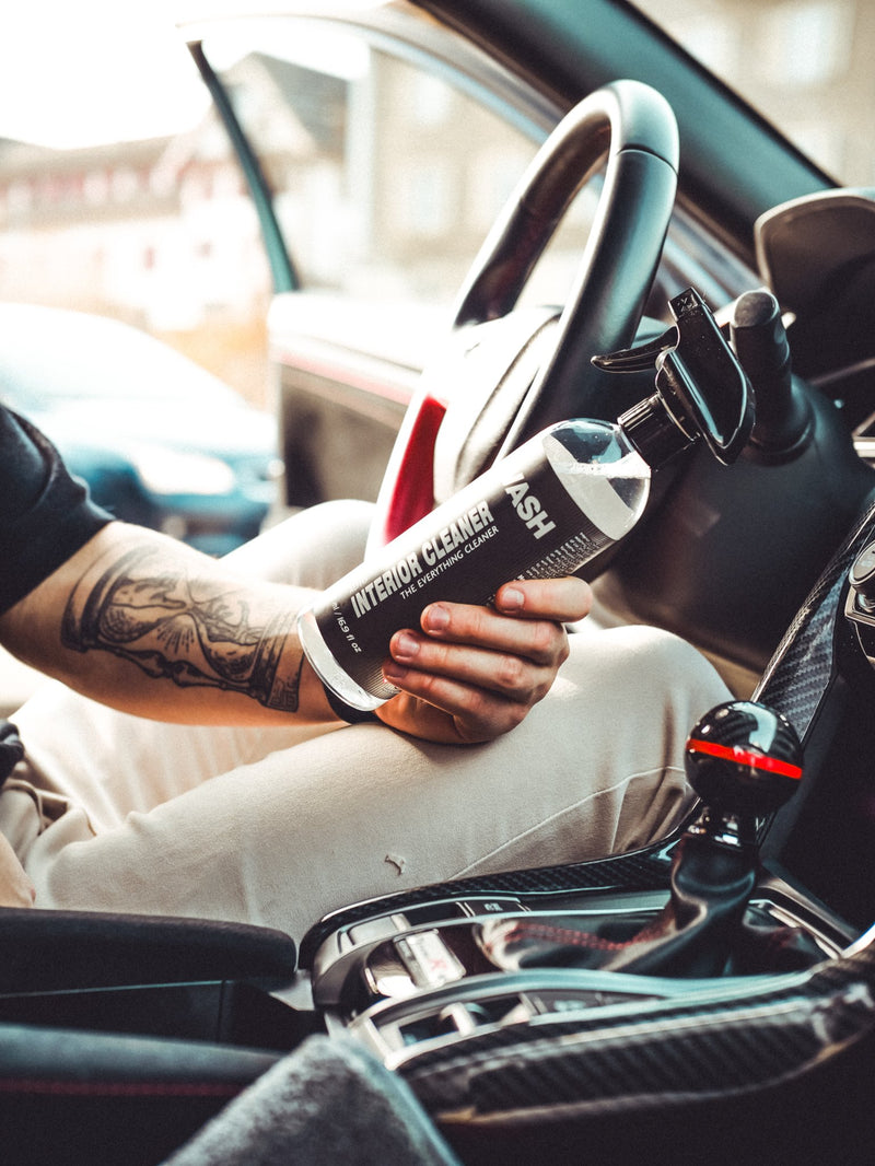 7WASH Interior Cleaner in der Hand im Autoinnenraum – Produktfotografie von KNOWN Marketing