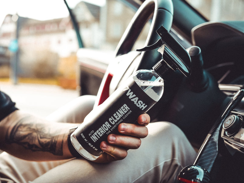 7WASH Interior Cleaner am Lenkrad im Autoinnenraum – Produktfotografie von KNOWN Marketing