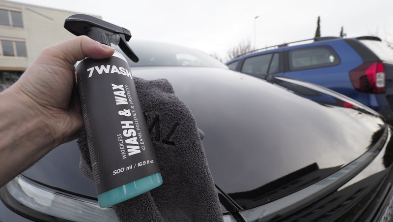 7WASH Wash & Wax Sprühflasche auf der Motorhaube eines Autos