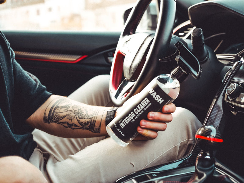7WASH Interior Cleaner im Cockpit eines Autos – Produktfotografie von KNOWN Marketing