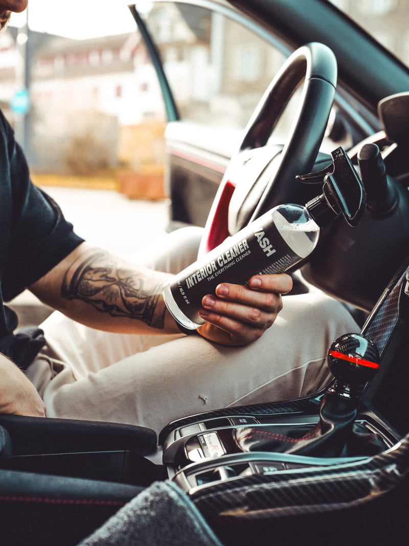 7WASH Interior Cleaner vor dem Cockpit, Hochformat – Produktfotografie von KNOWN Marketing
