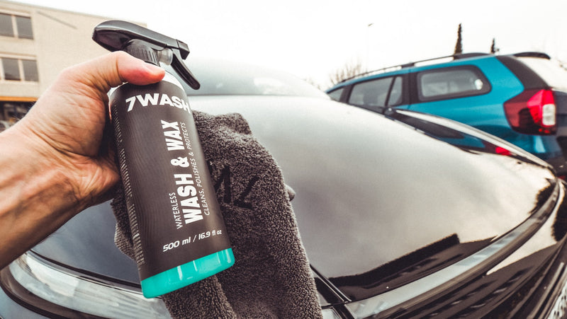 7WASH Wash & Wax mit Mikrofasertuch auf der Motorhaube