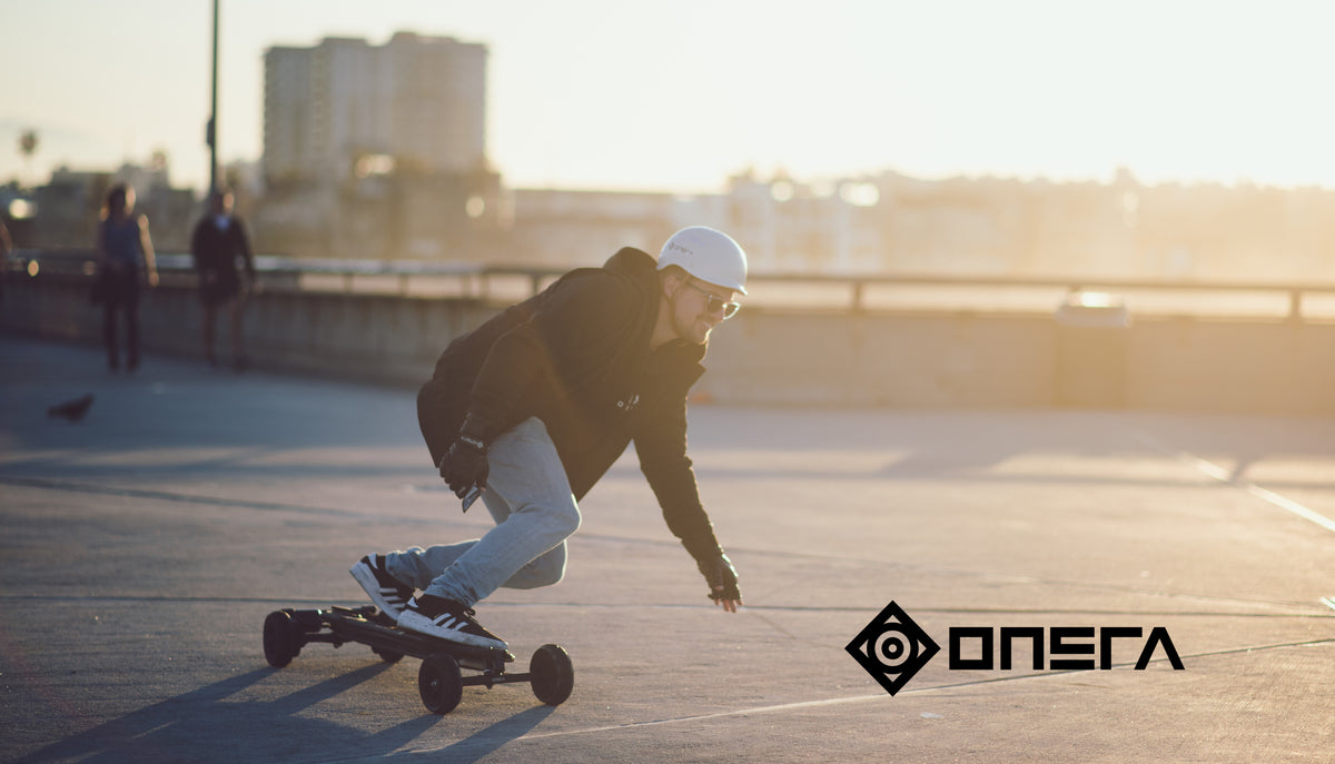 Fahrer auf ONSRA Elektro-Skateboard in der Stadt