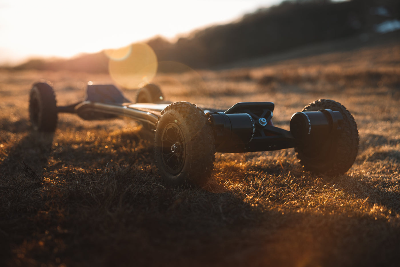ONSRA VELAR Offroad-Elektro-Skateboard zur goldenen Stunde – eigene Marke von Fabian Dörig, Gründer von KNOWN Marketing